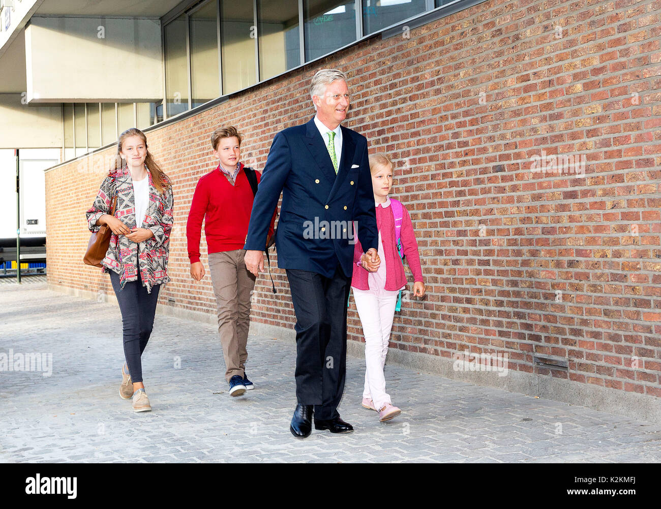 Brüssel, Belgien. 01 Sep, 2017. Der belgische König Philippe, Prinzessin Elisabeth (L), Prinz Gabriel und Prinzessin Eleonore von Belgien kommen in der Sint-Jan-Berchmanscollege in Brüssel, am 1. September 2017, zum ersten Schultag. - Keine LEITUNG SERVICE - Foto: Albert Nieboer/RoyalPress/dpa/Alamy leben Nachrichten Stockfoto