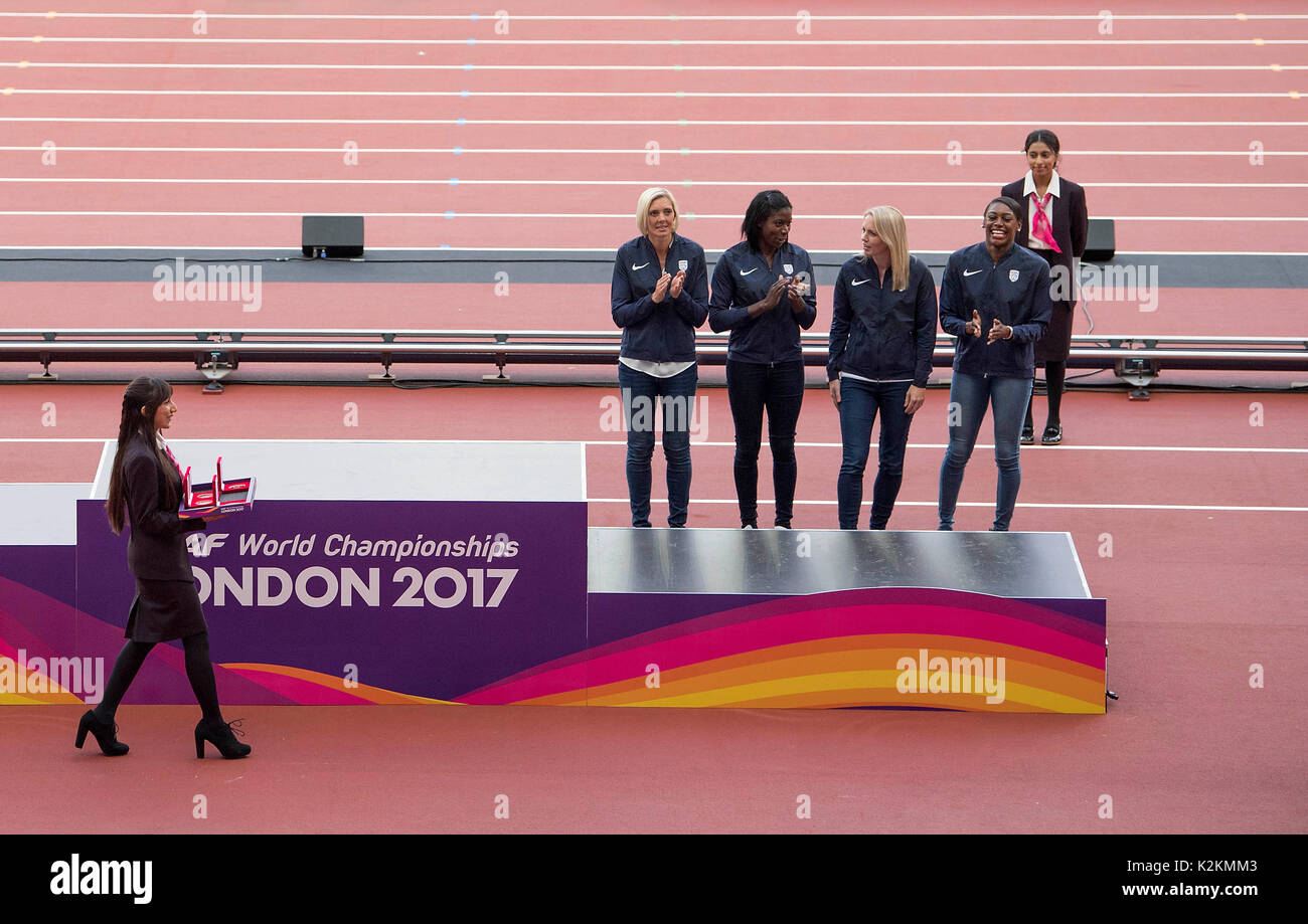 London, Grossbritannien. 04 Aug, 2017. Neuvergabe von Medaillen von vergangenen Weltmeisterschaften. Siegerehrung, Siegerehrung, Staffel 4 x 400 m Frauen aus Daegu 2011. Team GBR, 3.Platz. Eroeffnungsfeier am 04.08.2017 Wirtschaft Championships 2017 in London/Grossbritannien, vom 04.08. - 13.08.2017. | Verwendung weltweit Quelle: dpa/Alamy leben Nachrichten Stockfoto