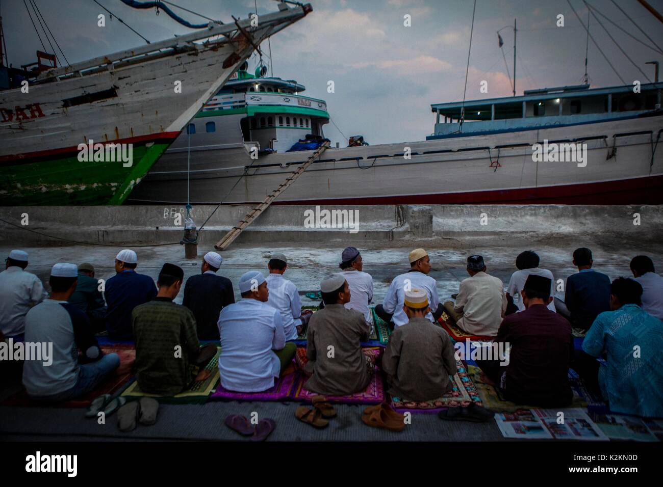 Jakarta, Indonesien. 01 Sep, 2017. Indonesischer Muslime nehmen an Gebete während Eid Al-Adha an Sunda Kelapa Hafen. Muslime auf der ganzen Welt feiern Eid Al-Adha, genannt sowie der acrifice Fest' oder 'Bakr-Eid'. Am 01 September, 2017 in Jakarta, Indonesien. Credit: SOPA Images Limited/Alamy leben Nachrichten Stockfoto