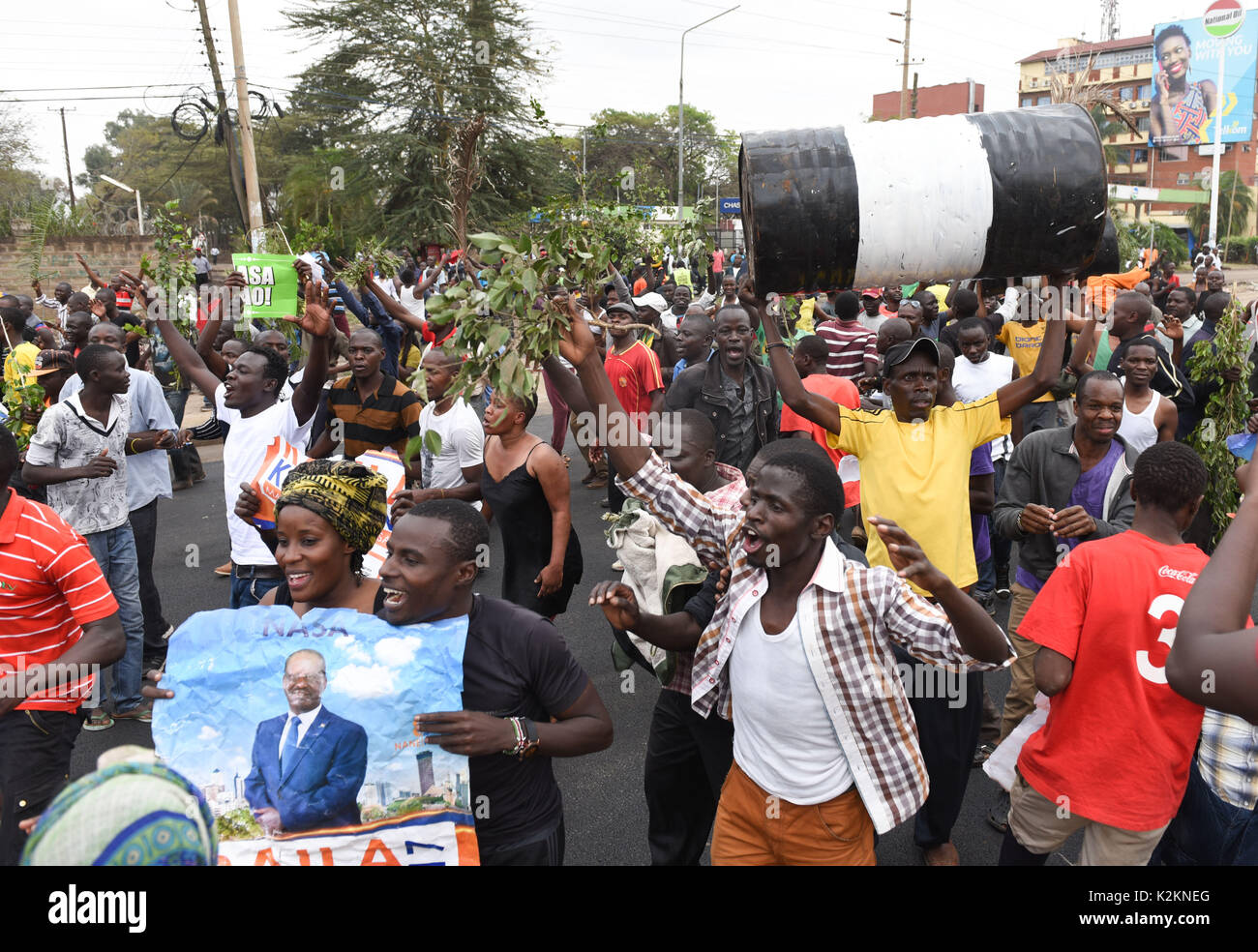 Nairobi, Kenia. 01 Sep, 2017. Anhänger der Opposition Präsidentschaftskandidaten Raila Odinga feiern, nachdem der Oberste Gerichtshof die Aug 8 Präsidentschaftswahl null und nichtig, in Nairobi, Kenia, Sept. 1, 2017 erklärt. In Kenia ist das Höchste Gericht am Freitag erklärte die Aug 8 Präsidentschaftswahl null und nichtig und bestellt eine Wiederholung von ähnlichen Übung innerhalb von 60 Tagen. Oberrichter und Präsident des Obersten Gerichtshof David Maraga sagte, die Wahl, wo die etablierten Uhuru Kenyatta erklärt wurde der Sieger hatte grobe Unregelmäßigkeiten, die die Integrität der Wahlen betroffen. Quelle: Xinhua/Alamy leben Nachrichten Stockfoto