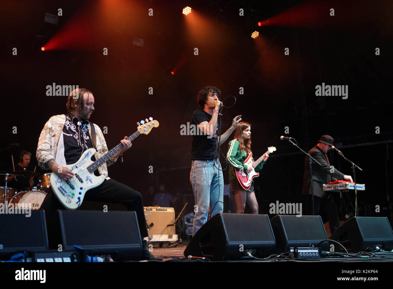 UK. 31 Aug, 2017. Moonlandingz live auf der Bühne am Holz 2017 Ende der Straße Festival in Larmer Tree Gardens in Dorset. Foto Datum: Donnerstag, 31. August 2017. Photo Credit: Roger Garfield/Alamy Stockfoto