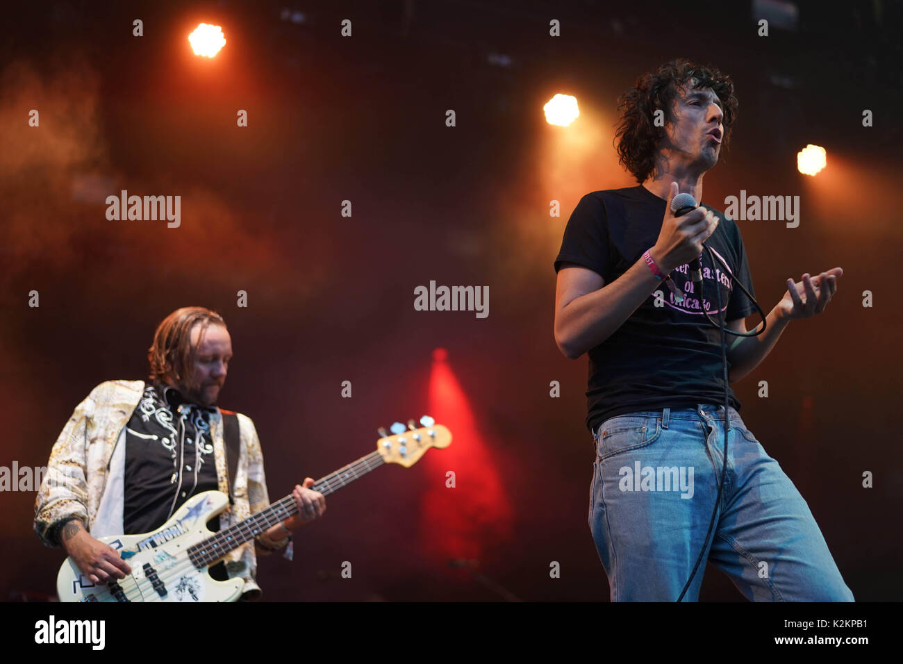 UK. 31 Aug, 2017. Manfredo und Lias Saudi (rechts) Der Moonlandingz live auf der Bühne am Holz 2017 Ende der Straße Festival in Larmer Tree Gardens in Dorset. Foto Datum: Donnerstag, 31. August 2017. Photo Credit: Roger Garfield/Alamy Stockfoto