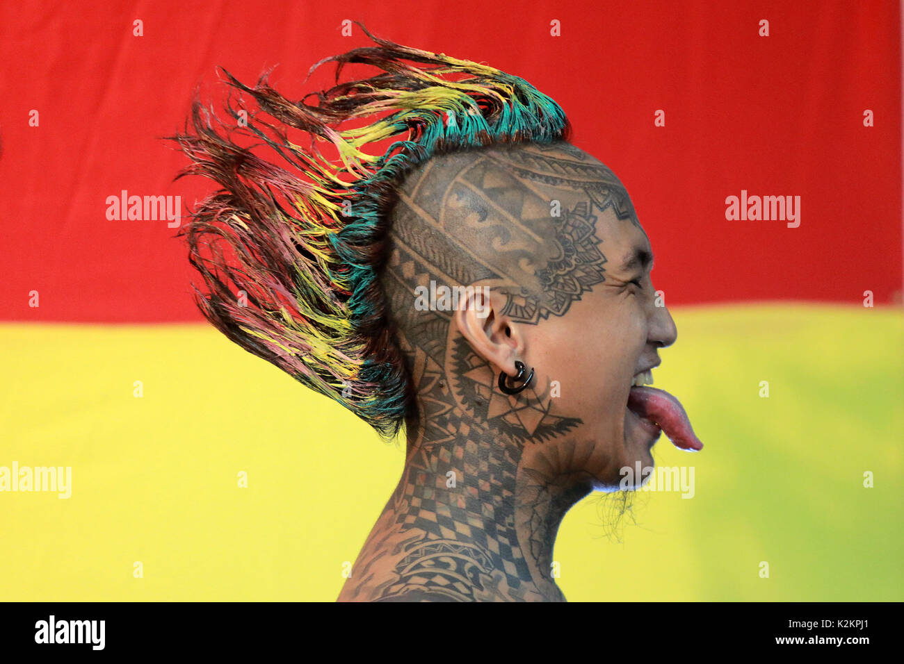Pasay City, Philippinen. 1. Sep 2017. Ein Teilnehmer zeigt seine Tattoos während des Dutdutan philippinische Tattoo Expo 2017 in Pasay City, Philippinen, Sept. 1, 2017. Die Dutdutan philippinische Tattoo Expo ist eine jährliche Veranstaltung, bei der gefeierten Tattoo Künstler und Enthusiasten zu zeugen, sammeln und in tattoo Wettbewerben teilnehmen. Credit: rouelle Umali/Xinhua/Alamy leben Nachrichten Stockfoto