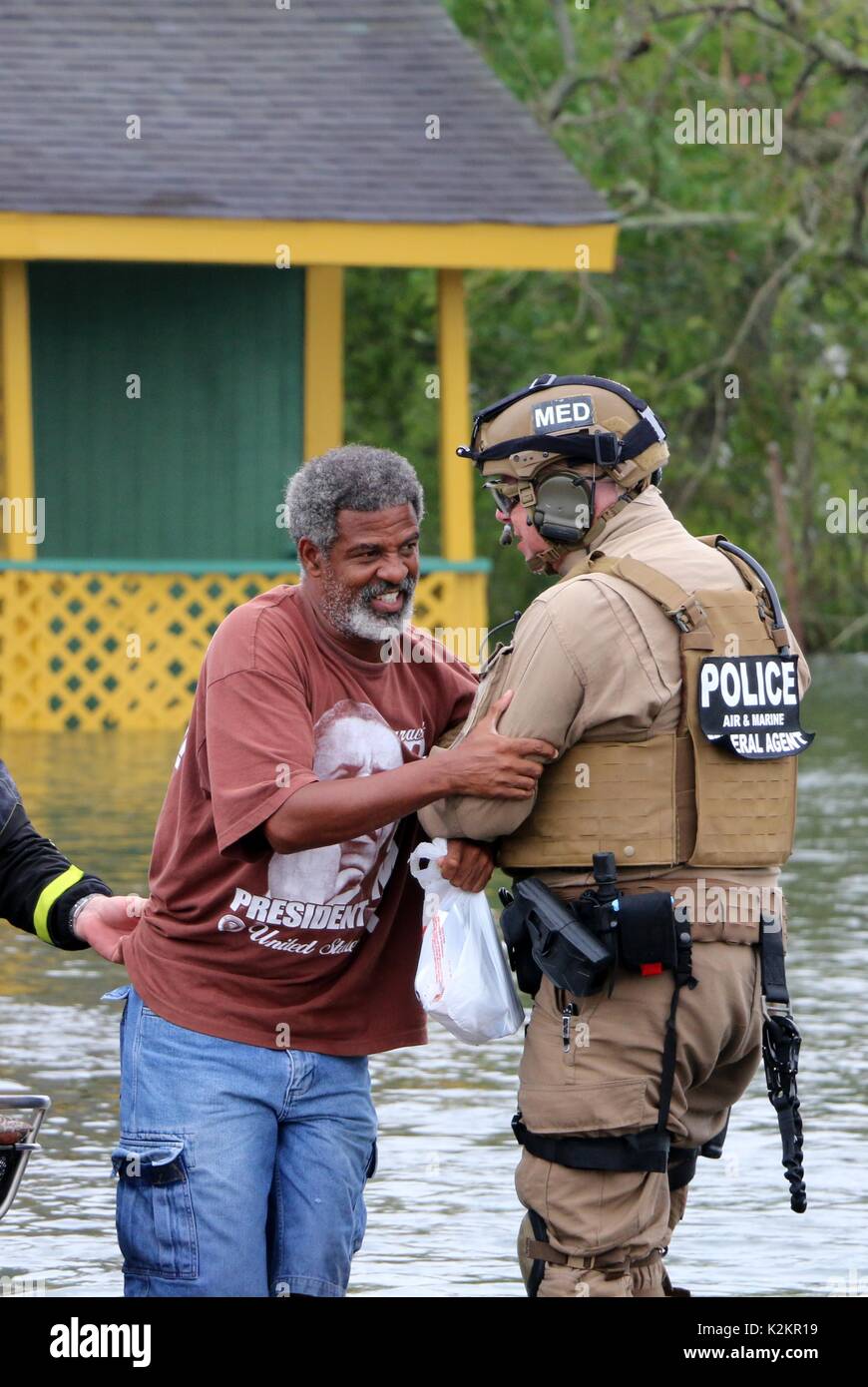 Houston, USA. 30 Aug, 2017. Us CBP Air und Marine Operations aircrew Evakuierung der Bewohner aus der Nachbarschaft durch steigende Wasser in die Folgen des Hurrikans Harvey 30. August überflutet, 2017 in Houston, Texas. Credit: Planetpix/Alamy leben Nachrichten Stockfoto