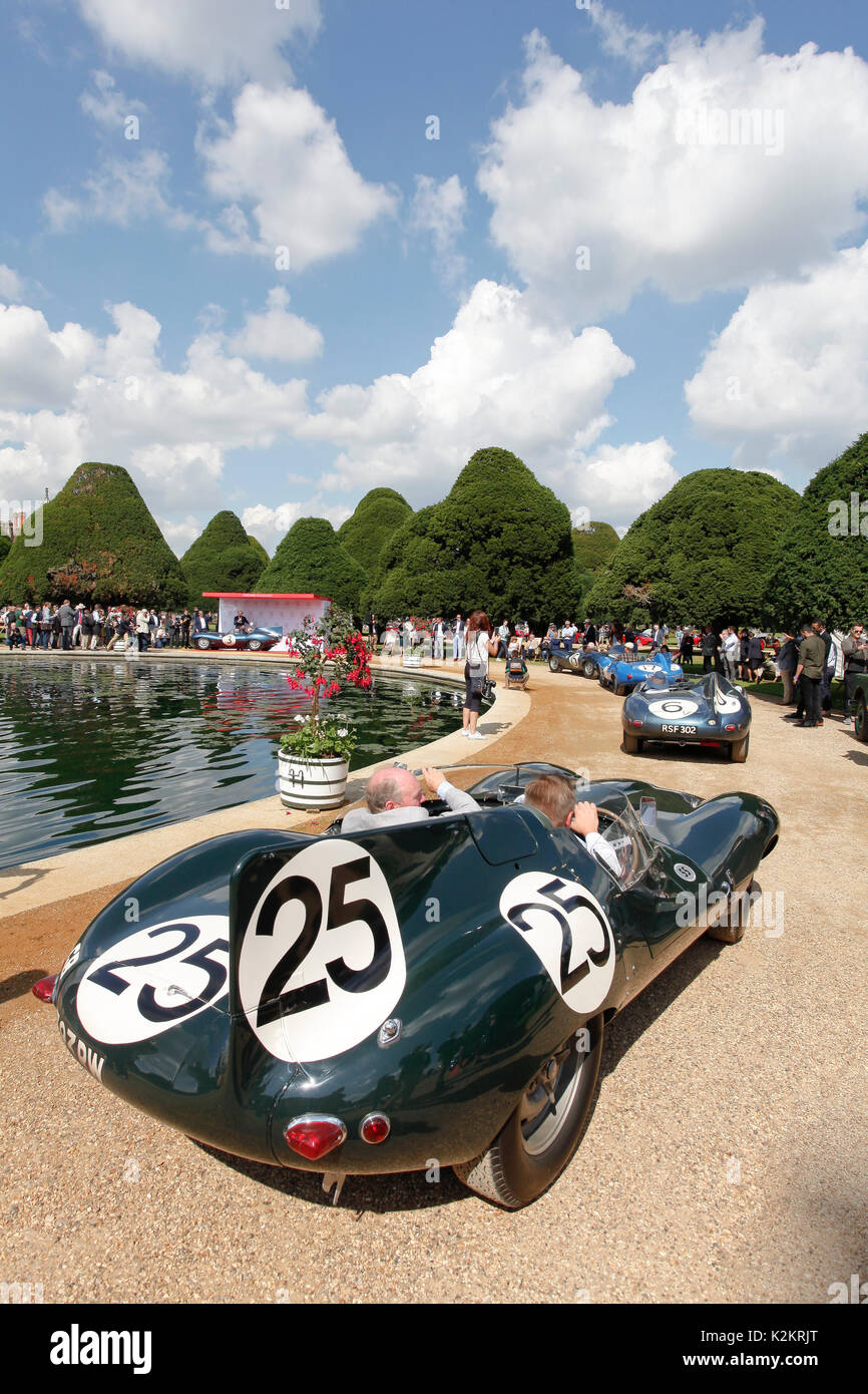 East Molesey, Großbritannien. 01 Sep, 2017. Hampton Court Palace, 1. September 2017 Der Stern Attraktion - dem 1957 preisgekrönten "Typ" Jaguars kamen spät in der berühmten Hampton Court Palace Bahnhofshalle Eleganz Credit: Motofoto/Alamy leben Nachrichten Stockfoto