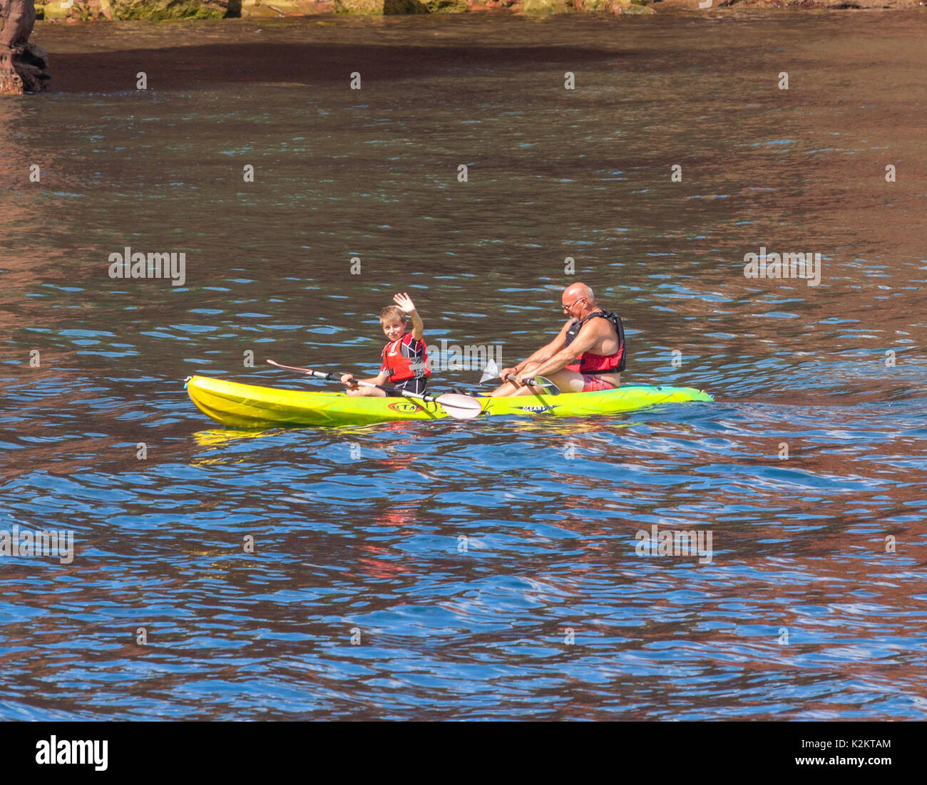 Ladram Bay 1. Sept. 17 herrliche Wetter an der Küste von Devon am ersten Tag des Herbstes. Familien genießen herum in Boote bei Ladram Bay, in der Nähe von Sidmouth. Credit: Foto Central/Alamy leben Nachrichten Stockfoto