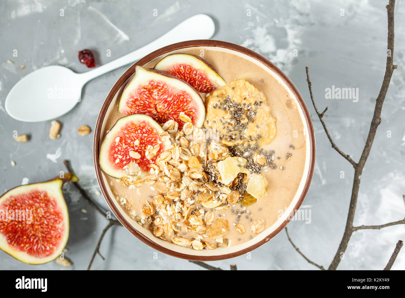 Smoothie Schüssel mit Feigen, Erdnussbutter und Müsli. Liebe für eine gesunde vegane Ernährung Konzept. Stockfoto