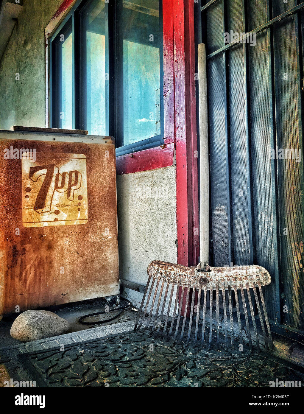 Eintrag ABGEBROCHENER STORE IN DER NÄHE CHIMAYO NEW MEXICO, DEN ALTEN KÜHLER, UND LEGEN SIE DEN ZEITRAUM. ICONIC SYMBOLOGIE Stockfoto