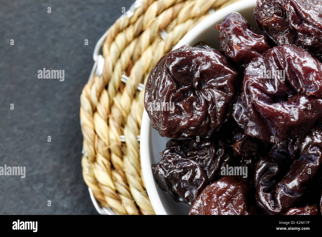 Getrocknete Pflaumen in einer Schüssel, geringe Tiefenschärfe. Stockfoto