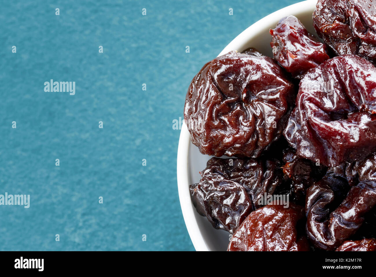 Getrocknete Pflaumen in einer Schüssel, geringe Tiefenschärfe, Platz für Text. Stockfoto