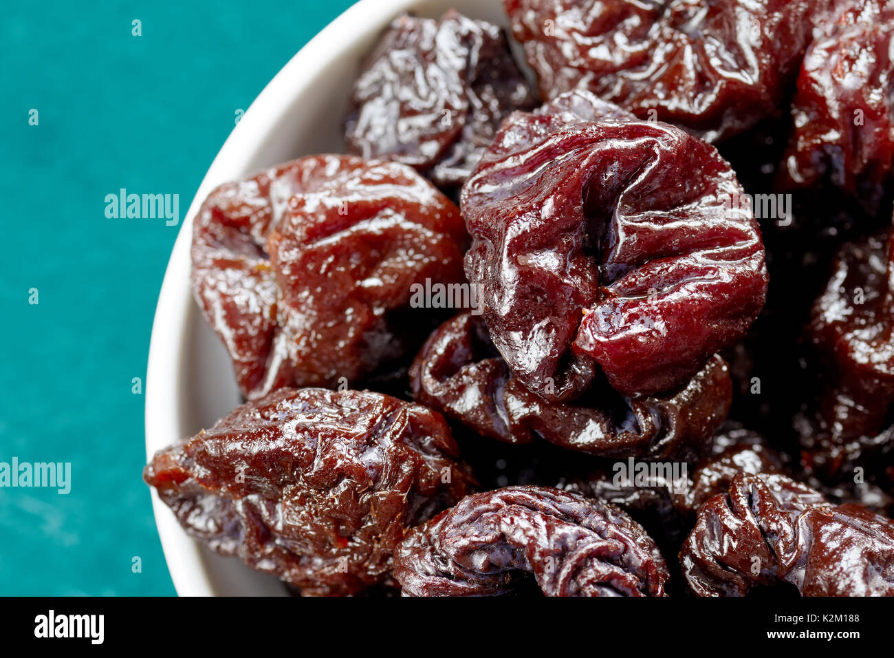 Getrocknete Pflaumen in einer Schüssel, geringe Tiefenschärfe. Stockfoto
