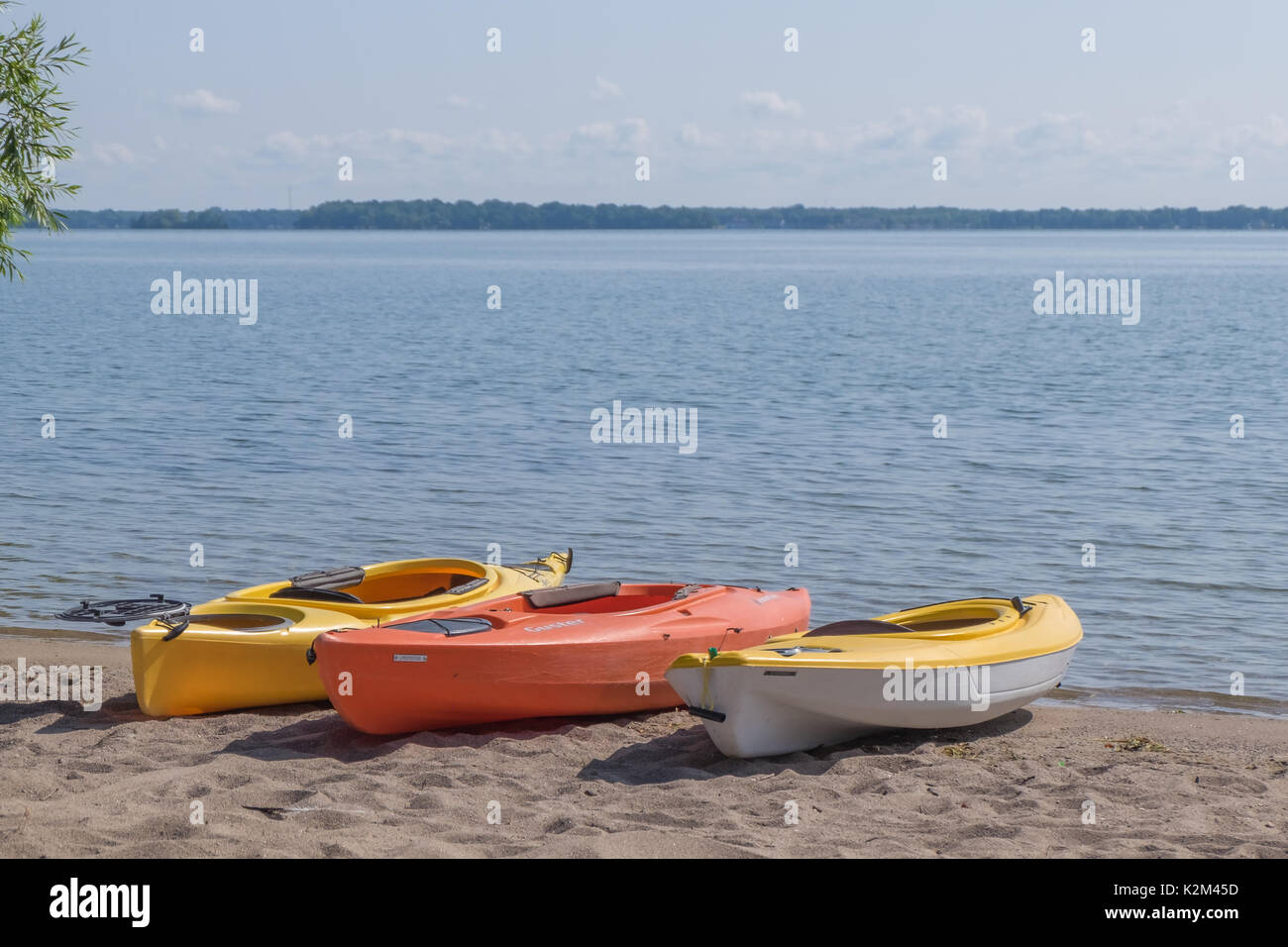 Bunte Kajaks zu mieten bei Couchiching Strand in Orillia Ontario Kanada. Stockfoto