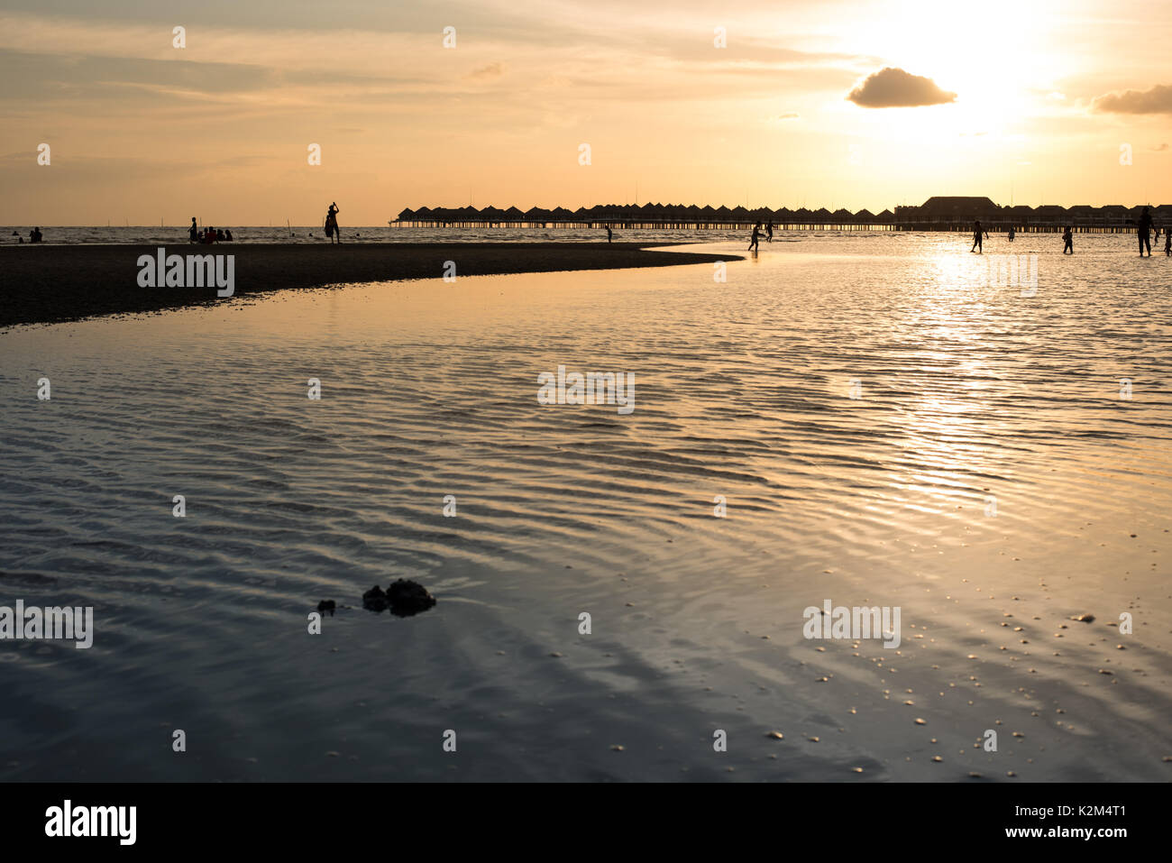 Sonnenuntergang am Strand Stockfoto