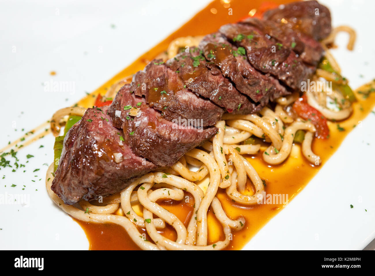 Fleisch mit Nudeln Stockfoto