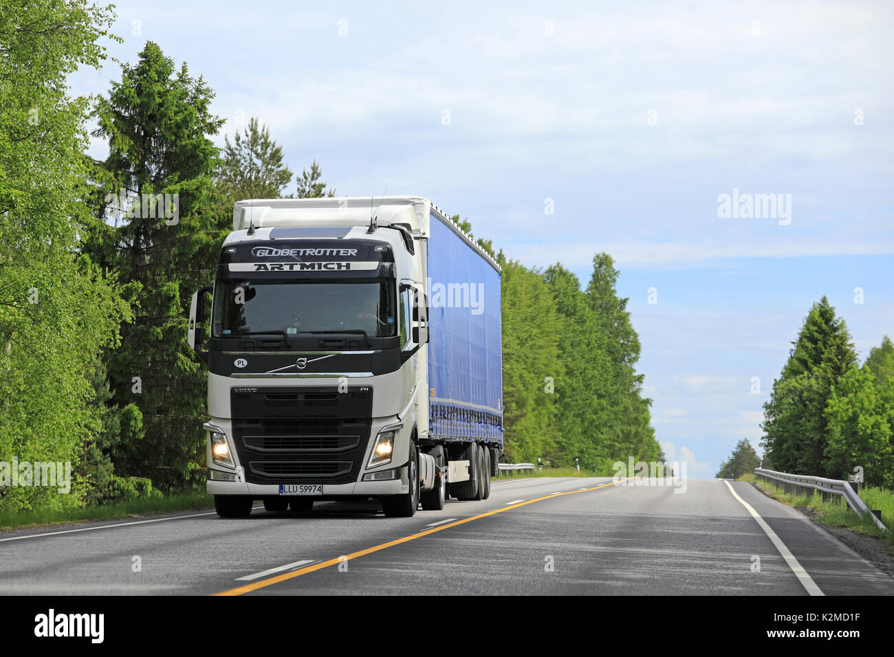 SALO, Finnland - 16. MAI 2017: Weiße Volvo FH cargo Fahrzeug fährt entlang der Landstraße im Sommer. Stockfoto