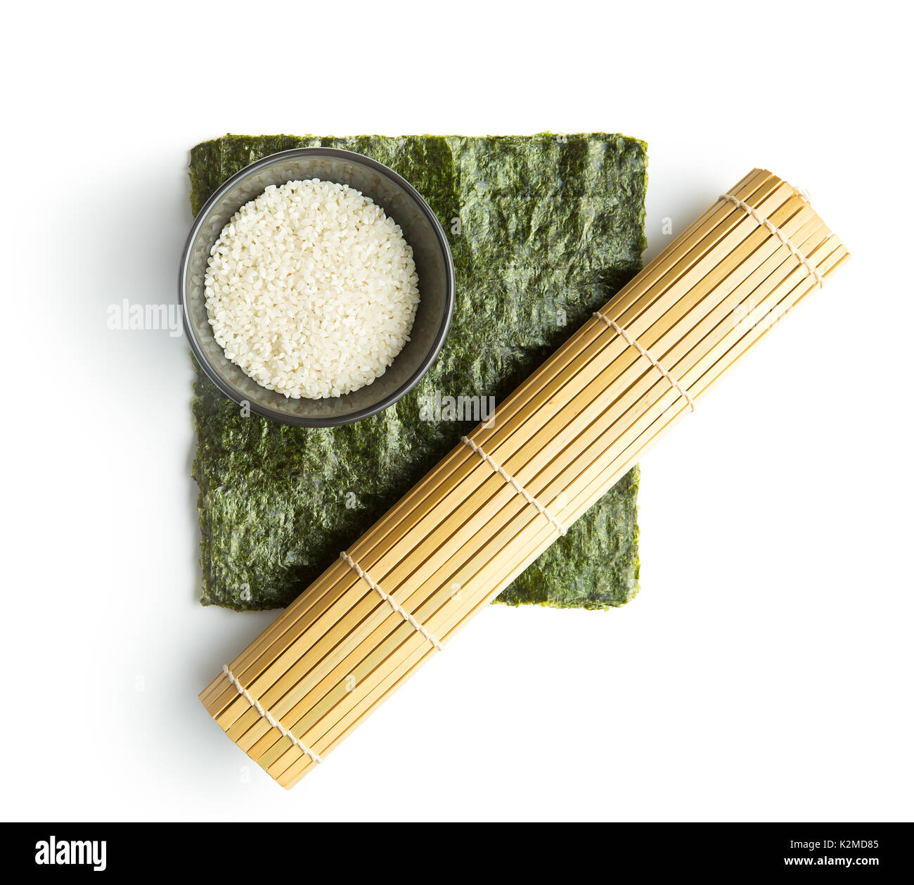 Grüne nori Blatt, Reis und Bambus Matte auf weißem Hintergrund. Sushi Zutaten. Stockfoto