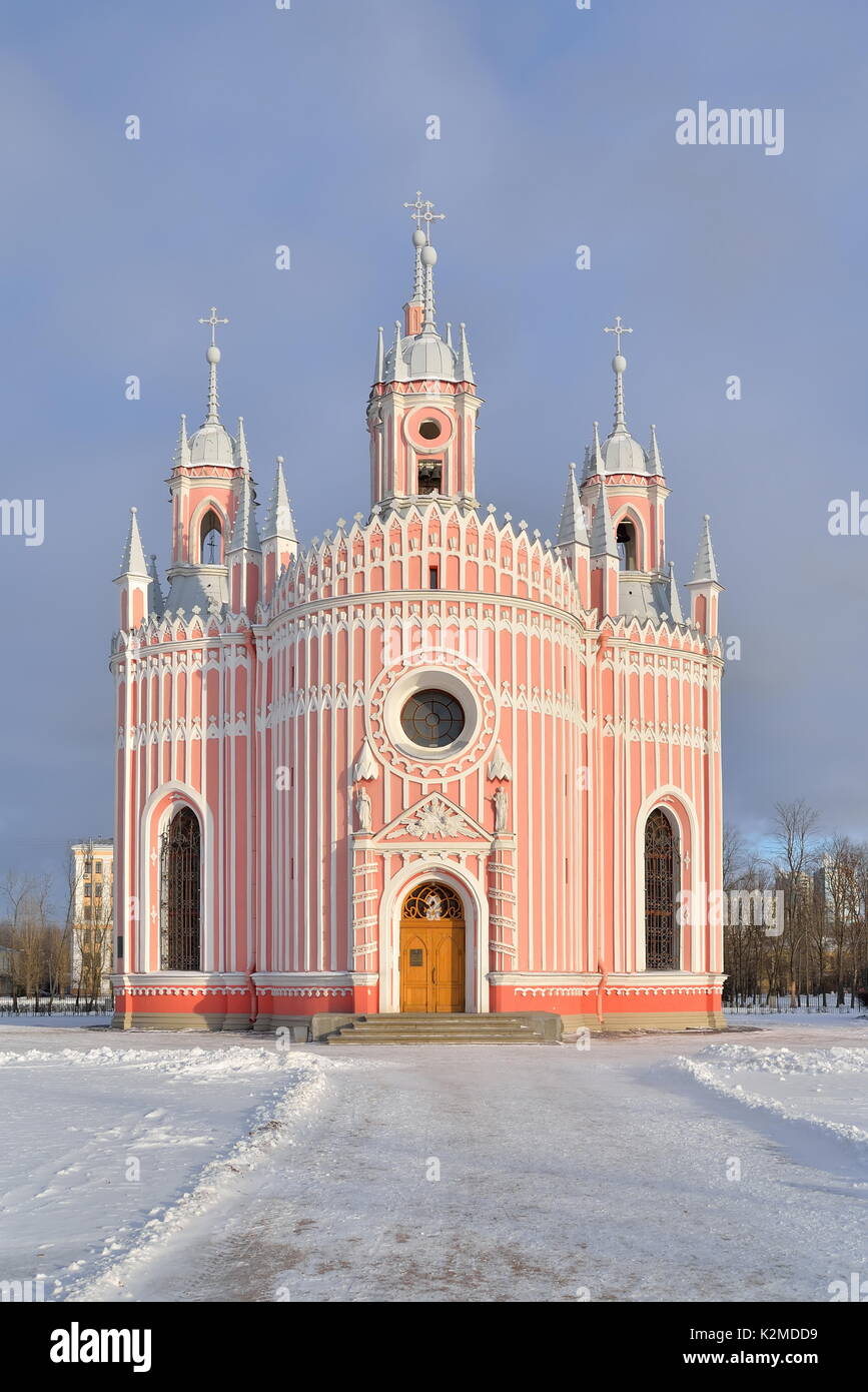 Schnee-bedeckten Bereich vor chesme Kirche an einem sonnigen Tag im Winter Stockfoto