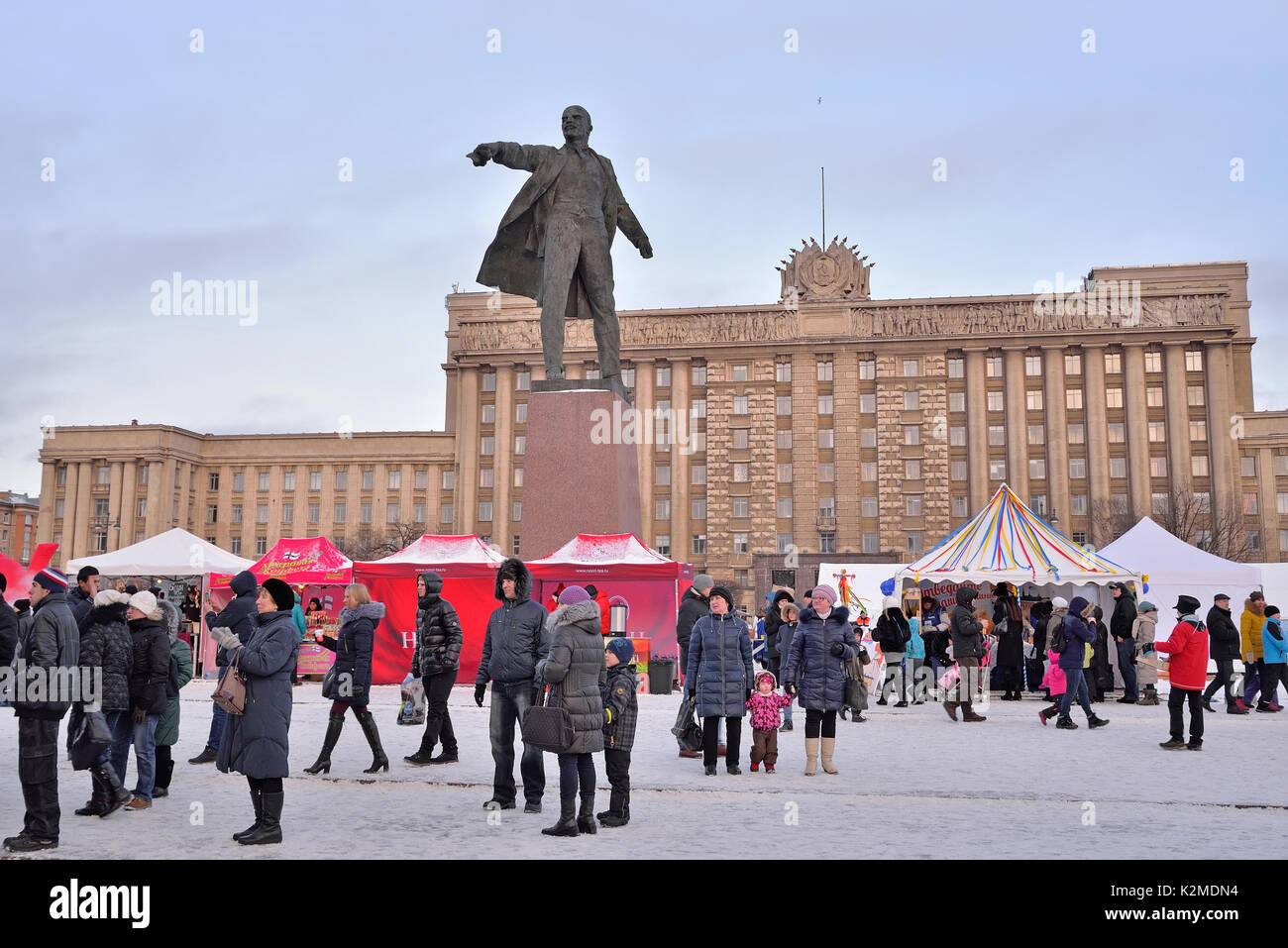 Kaffee Zelte unter ein Denkmal für Wladimir Lenin während des Karnevals Stockfoto