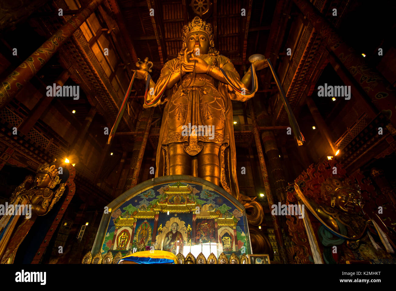 Vorderansicht des Avalokitesvara Statue an Gandantegchinlen Kloster Stockfoto