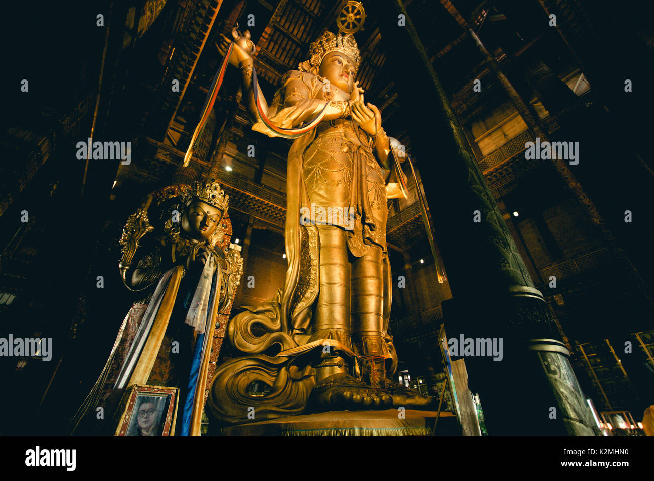 Seitenansicht des Avalokitesvara Statue an Gandantegchinlen Kloster Stockfoto