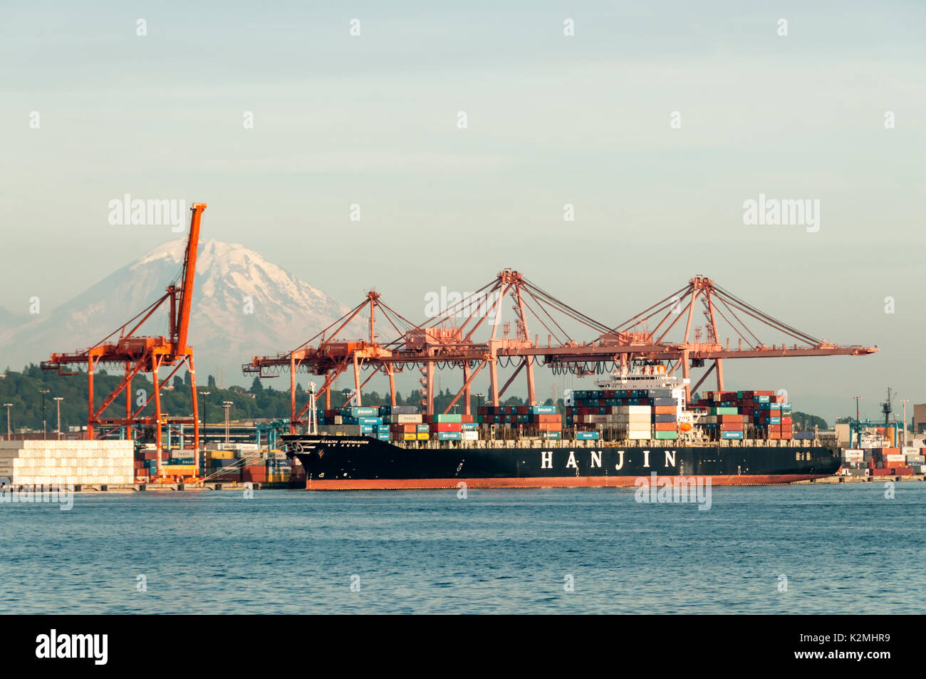 Das containerschiff Hanjin Kopenhagen in Seattle Containerhafen mit Mount Rainier im Hintergrund. Stockfoto