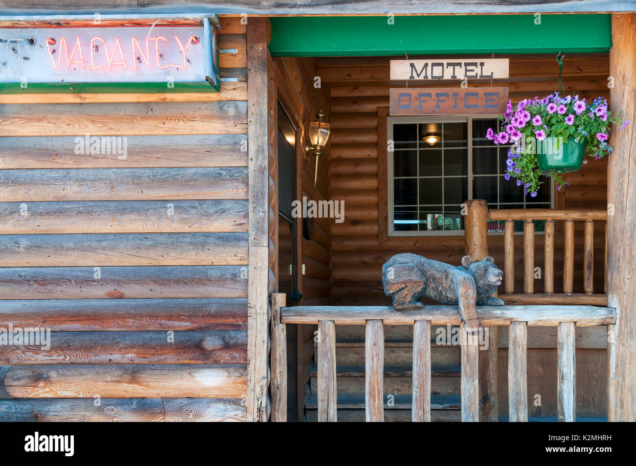 Holz schnitzen eines Bären am Eingang zum Motel in West Glacier, Montana, USA Stockfoto
