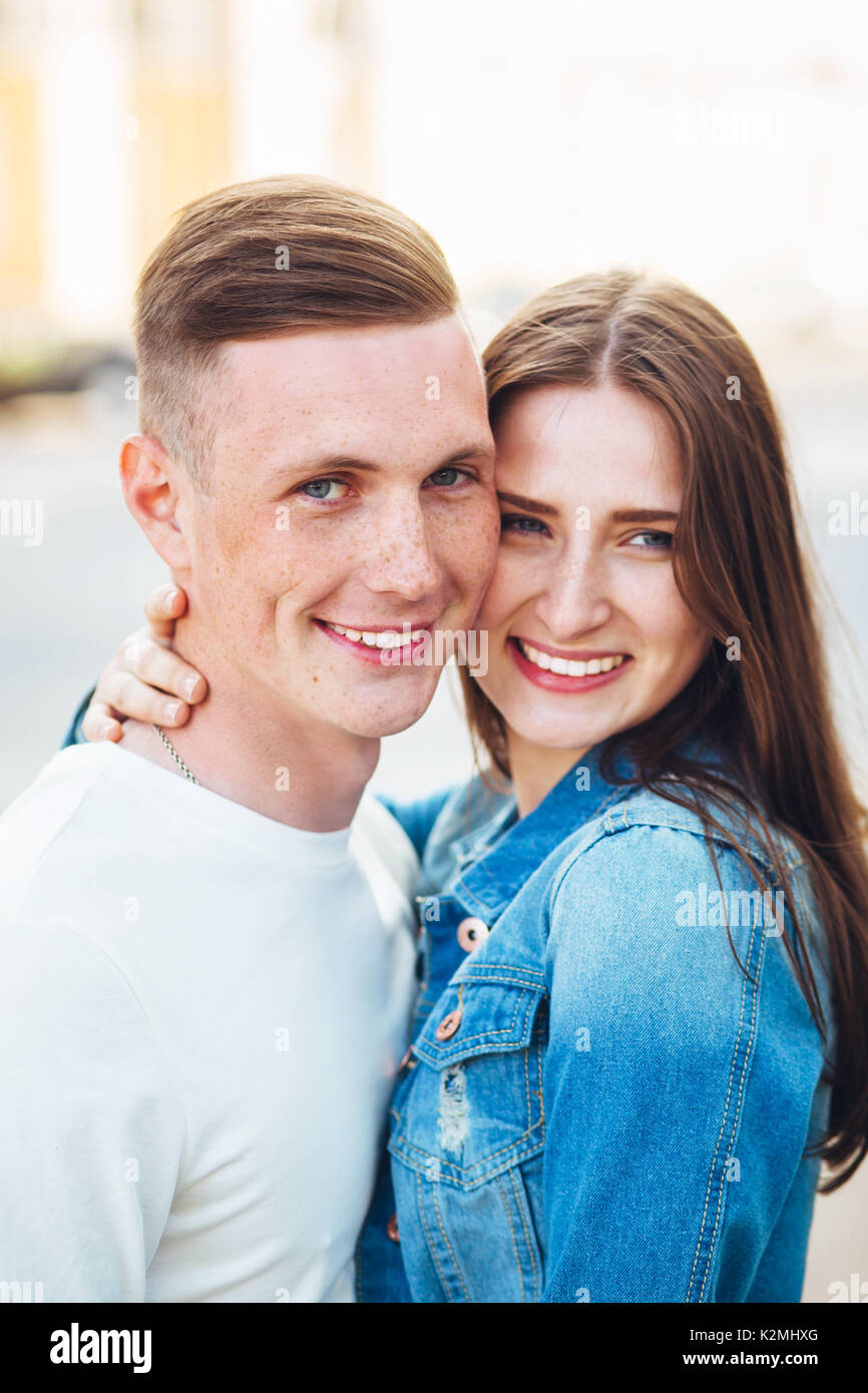 Junges Paar in Liebe umarmen sich in der Stadt Stockfoto