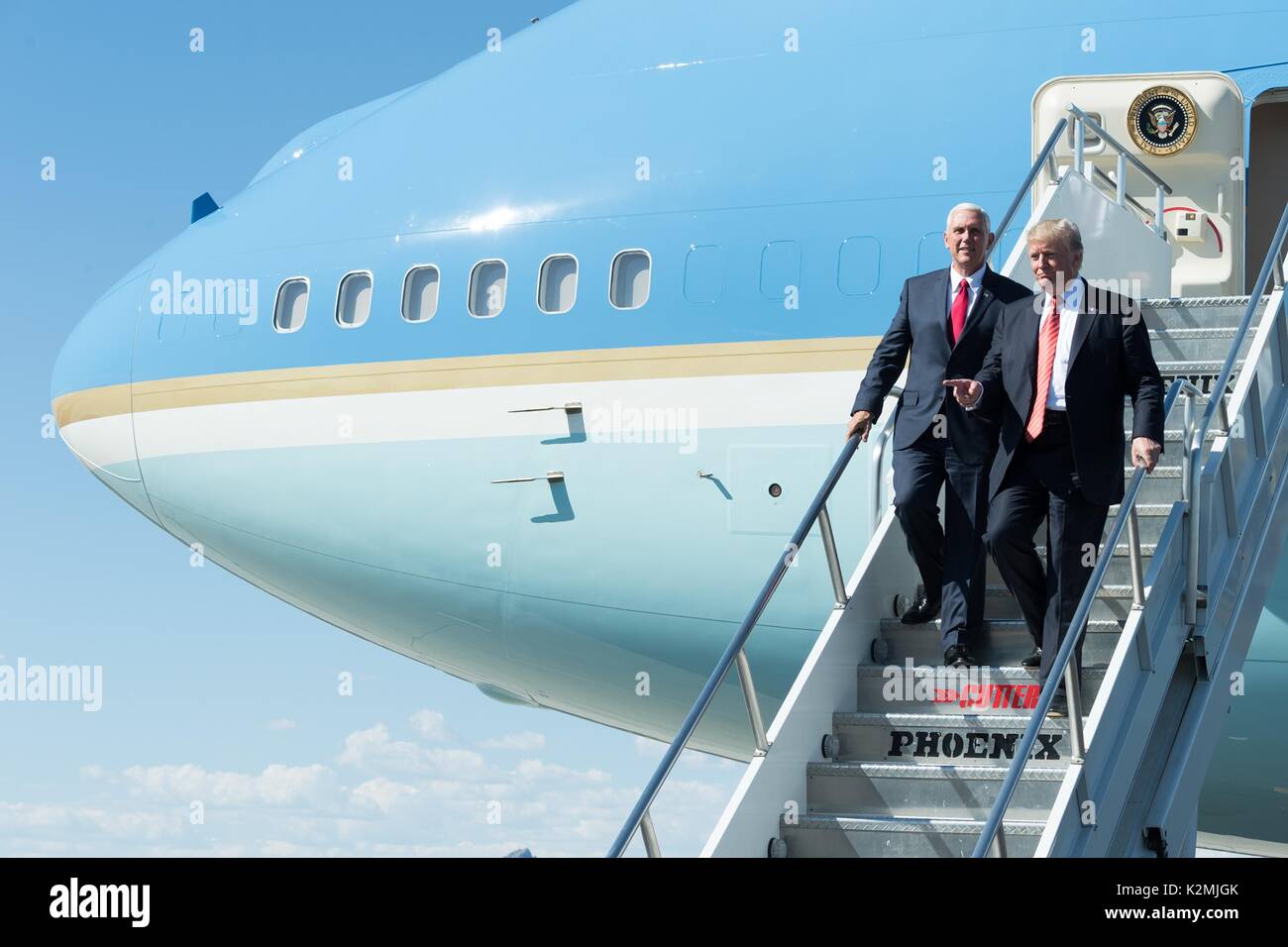 Us-Präsident Donald Trump und Vice President Mike Pence zu Fuß die Treppe runter von Air Force One bei der Ankunft für eine Rallye, 22. August 2017 in Phoenix, Arizona. Stockfoto
