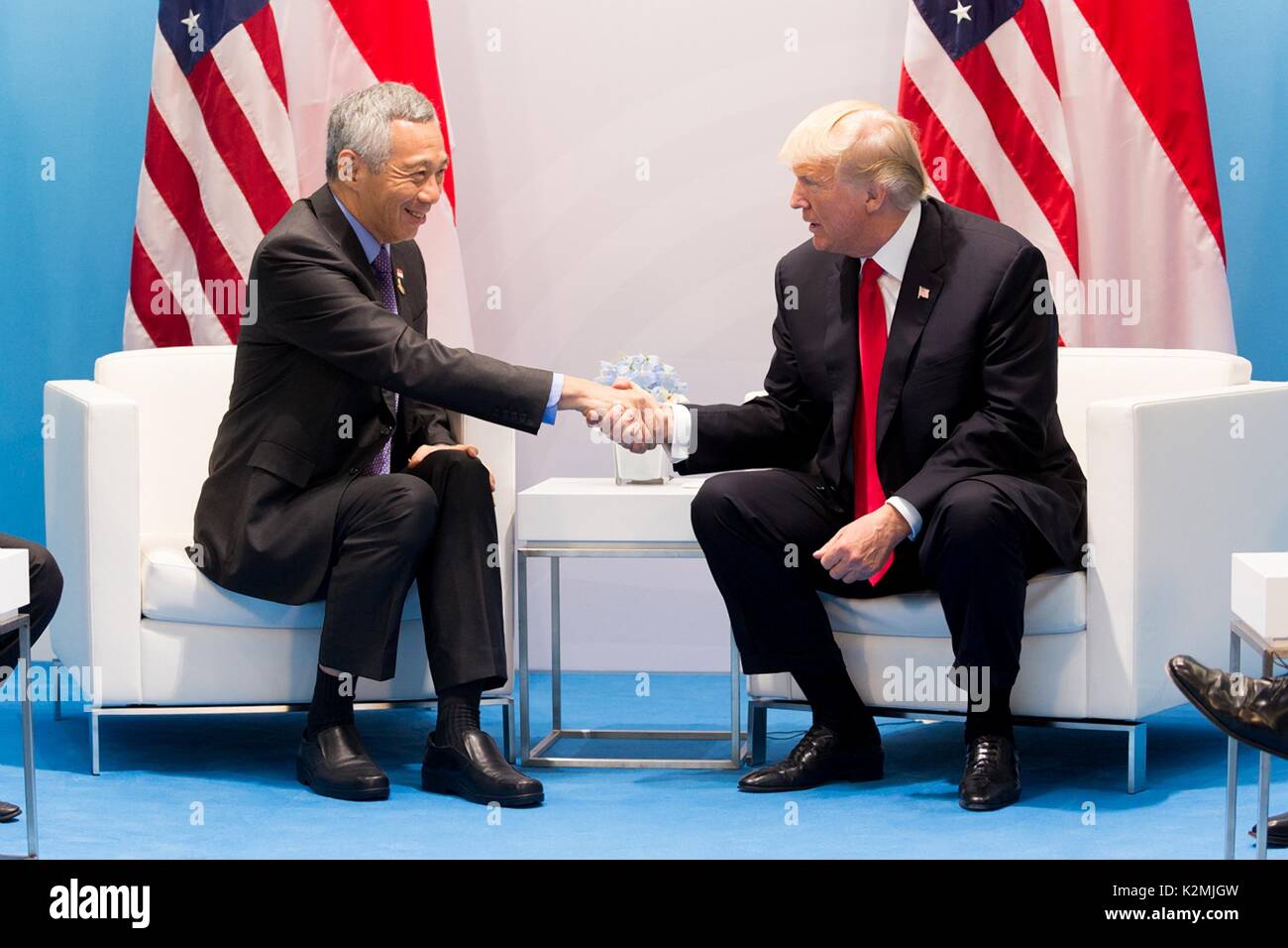 Us-Präsident Donald Trump grüßt Singapurs Premierminister Lee Hsien Loong, Links, vor Beginn ihrer bilateralen Treffen am Rande des G20-Gipfels zum 8. Juli 2017 in Hamburg, Deutschland. Stockfoto