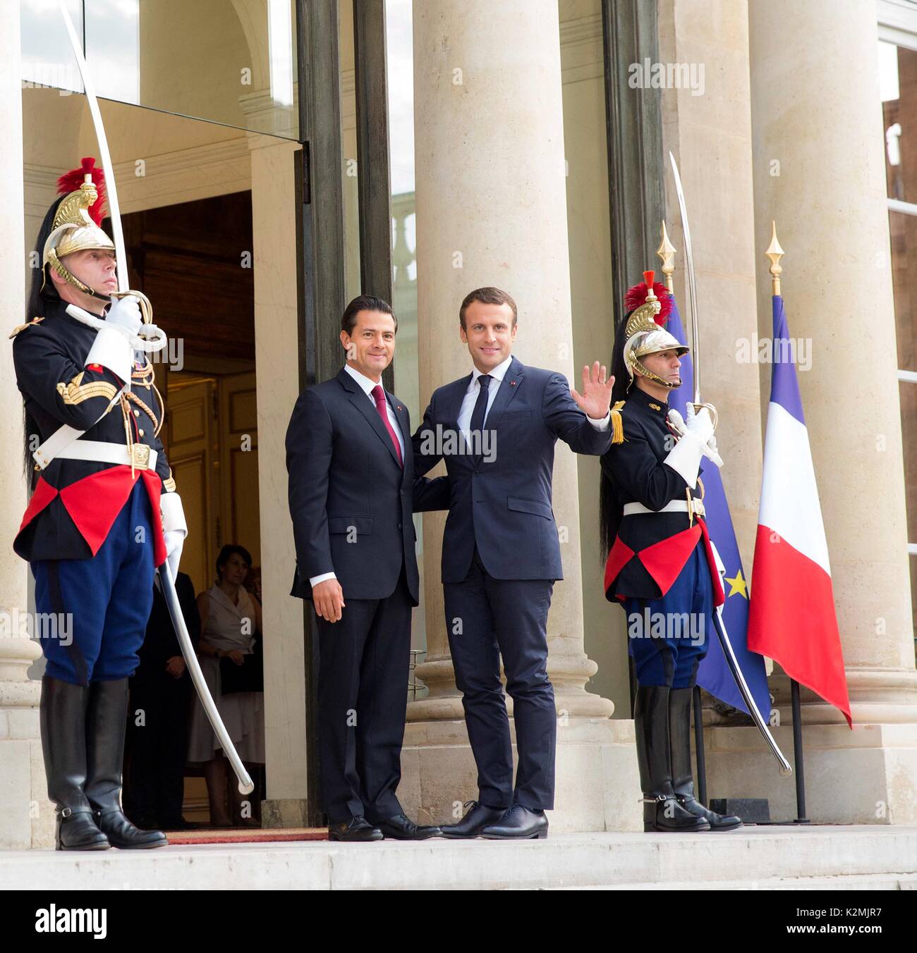 Der französische Präsident Emmanuel Längestrich begrüßt der mexikanische Präsident Enrique Peña Nieto, Links, der Elysee Palace für das Treffen am 7. Juli 2017 in Paris, Frankreich. Stockfoto