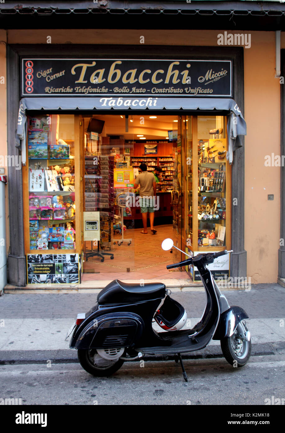 Aufrechter Blick auf tabacchi Shop Sorrento Amalfiküste Italien Stockfoto