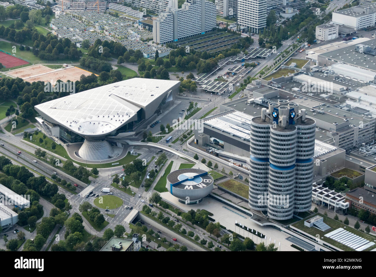 Luftaufnahme der BMW Welt, Sitz und Museum, am Riesenfeld, München, Deutschland Stockfoto