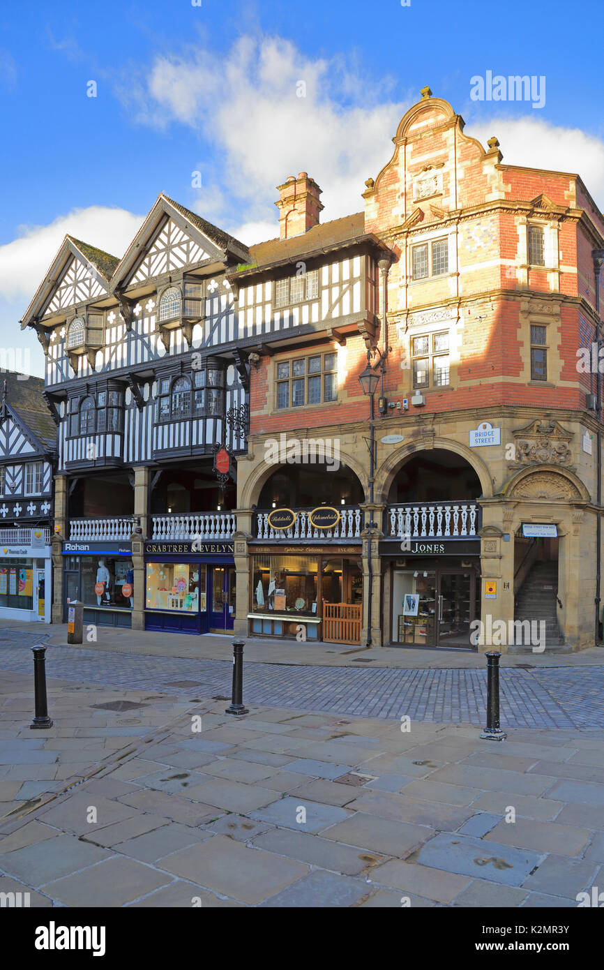 Der Ecke von Bridge Street und Watergate, mit dem Eingang Treppe in den Zeilen, Chester, Cheshire, England, UK. Stockfoto