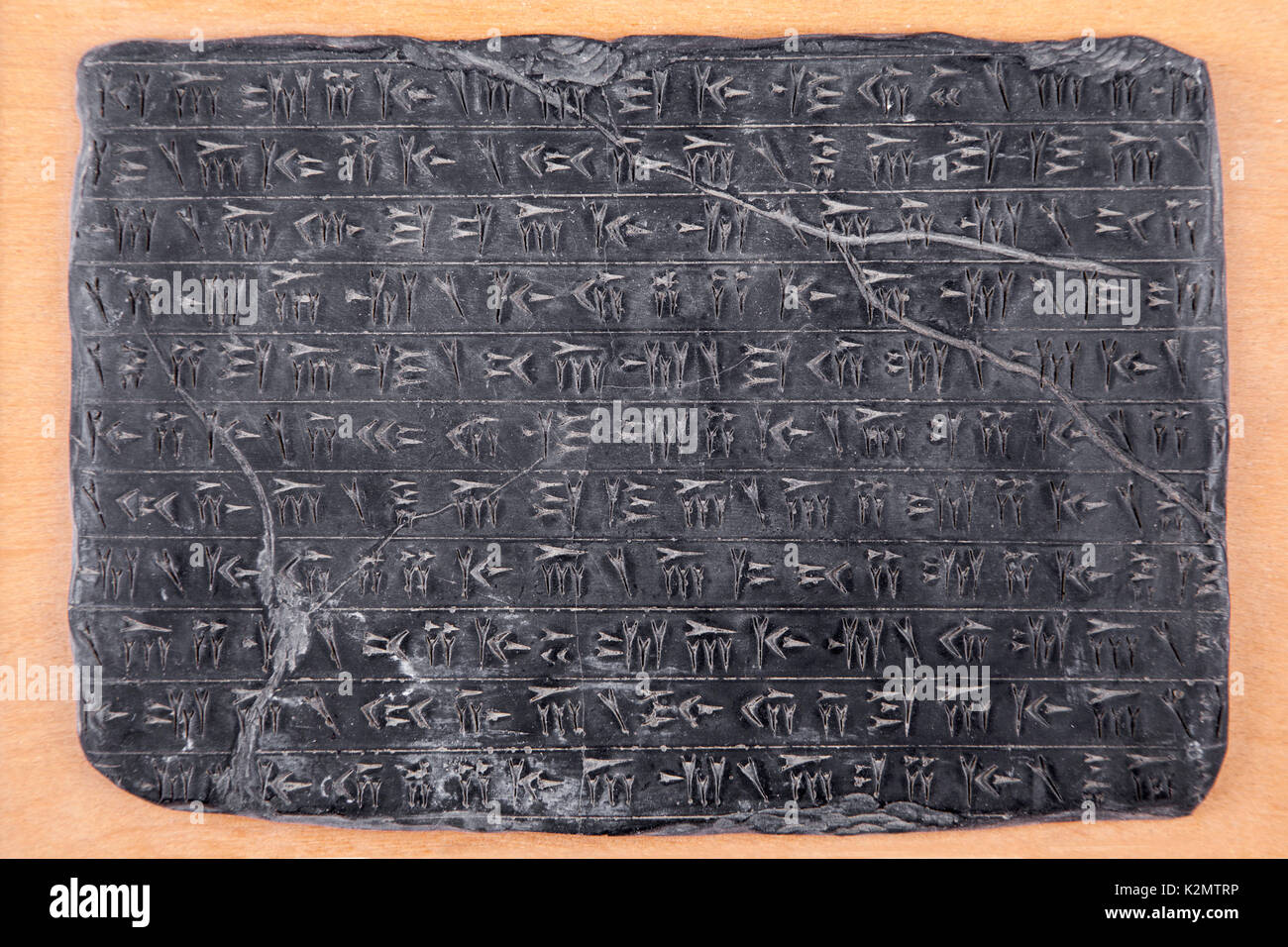 Keilschrift. Babylonische Stein mit Keilschrift auf Weiß mit Freistellungspfad isoliert Stockfoto