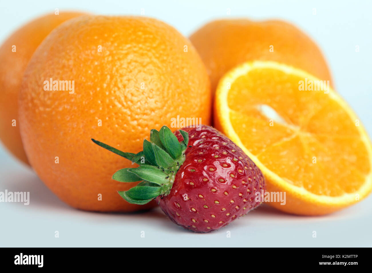 Orange, Erdbeeren auf weißem Hintergrund Stockfoto