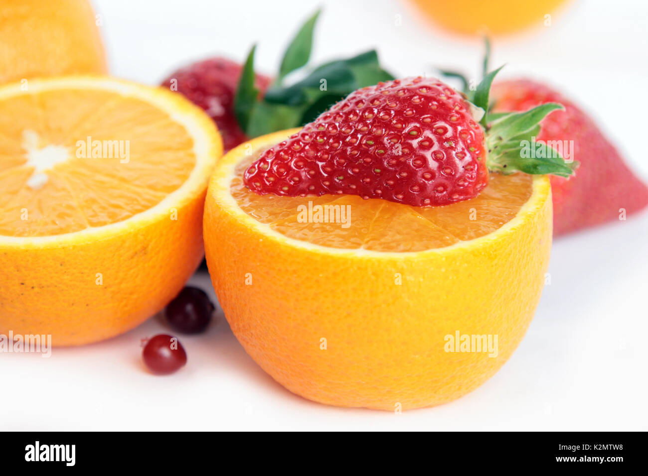 Strrawberry auf Orange. Früchte der Saison Stockfoto