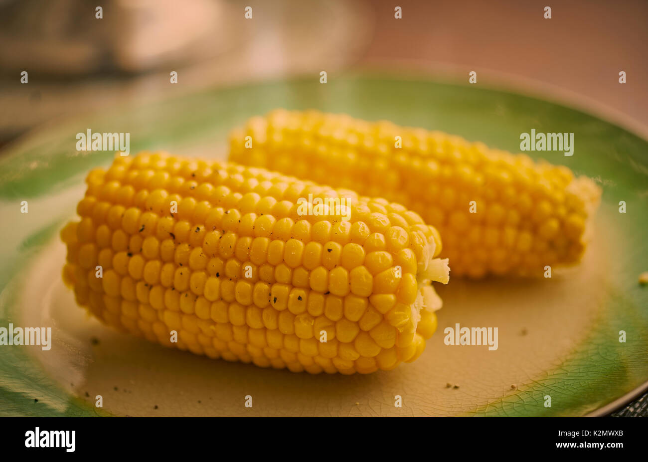 Gekochte Maiskolben auf einer Platte und bereit zu essen Stockfoto