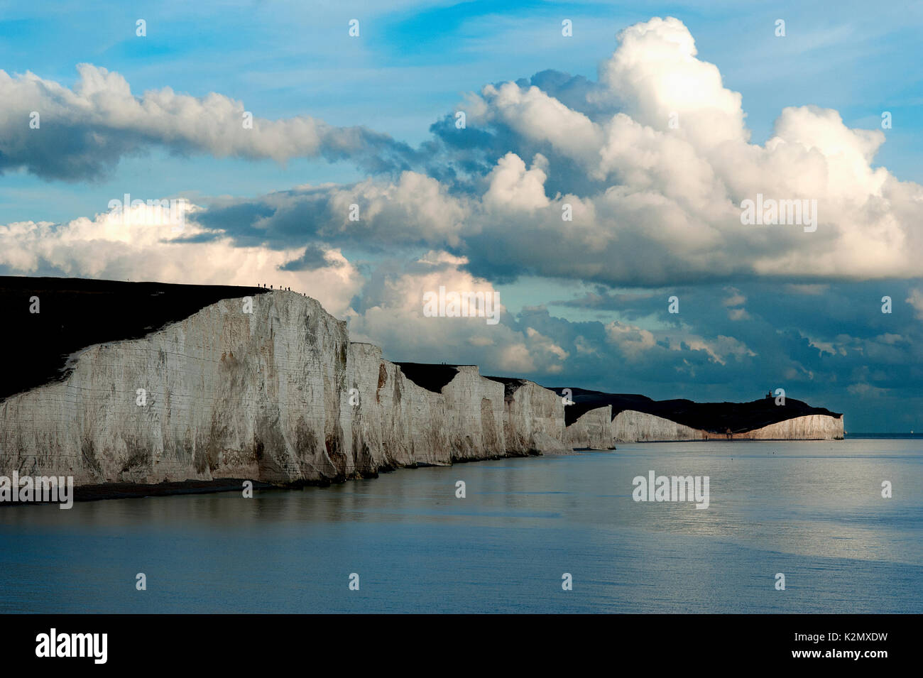 Einen dramatischen Blick auf die Sieben Schwestern bei Sonnenuntergang. Die sieben Schwestern sind eine Reihe von weißen Kreidefelsen durch den Englischen Kanal. Stockfoto