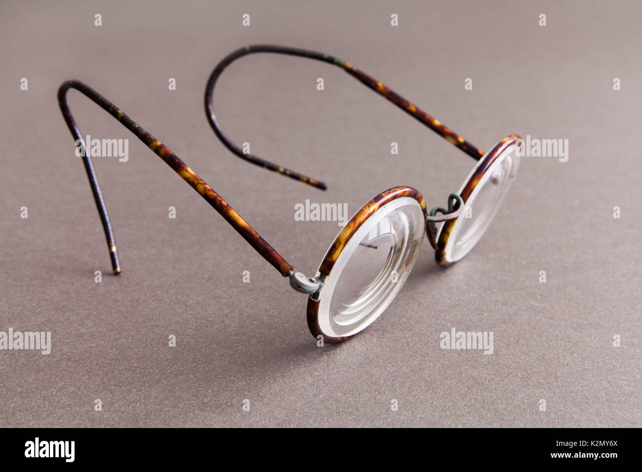 Old Fashion design Brillen Brillen auf grauem Papier Hintergrund. Vintage  Style Männer Mode Accessoires. Makro, geringe Tiefenschärfe, Soft Focus  Stockfotografie - Alamy