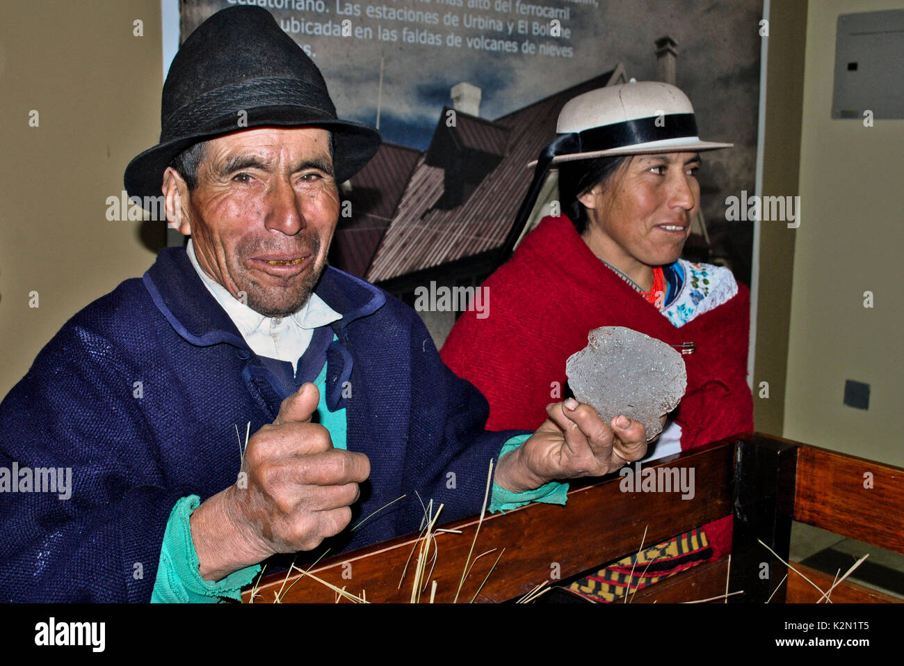 Baltasar Ushca, das letzte Eis des Chimborazo, Kaufmann und seine Tochter. Er zeigt ein Stück Natur Eis von Chimborazo der Eiszeit. Chimborazo. Stockfoto