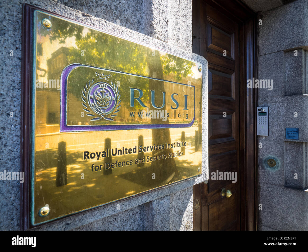 RUSI London - Royal United Services Institute - Messing Zeichen außerhalb des Royal United Services Institute Gebäude bei 61 Whitehall in London Stockfoto