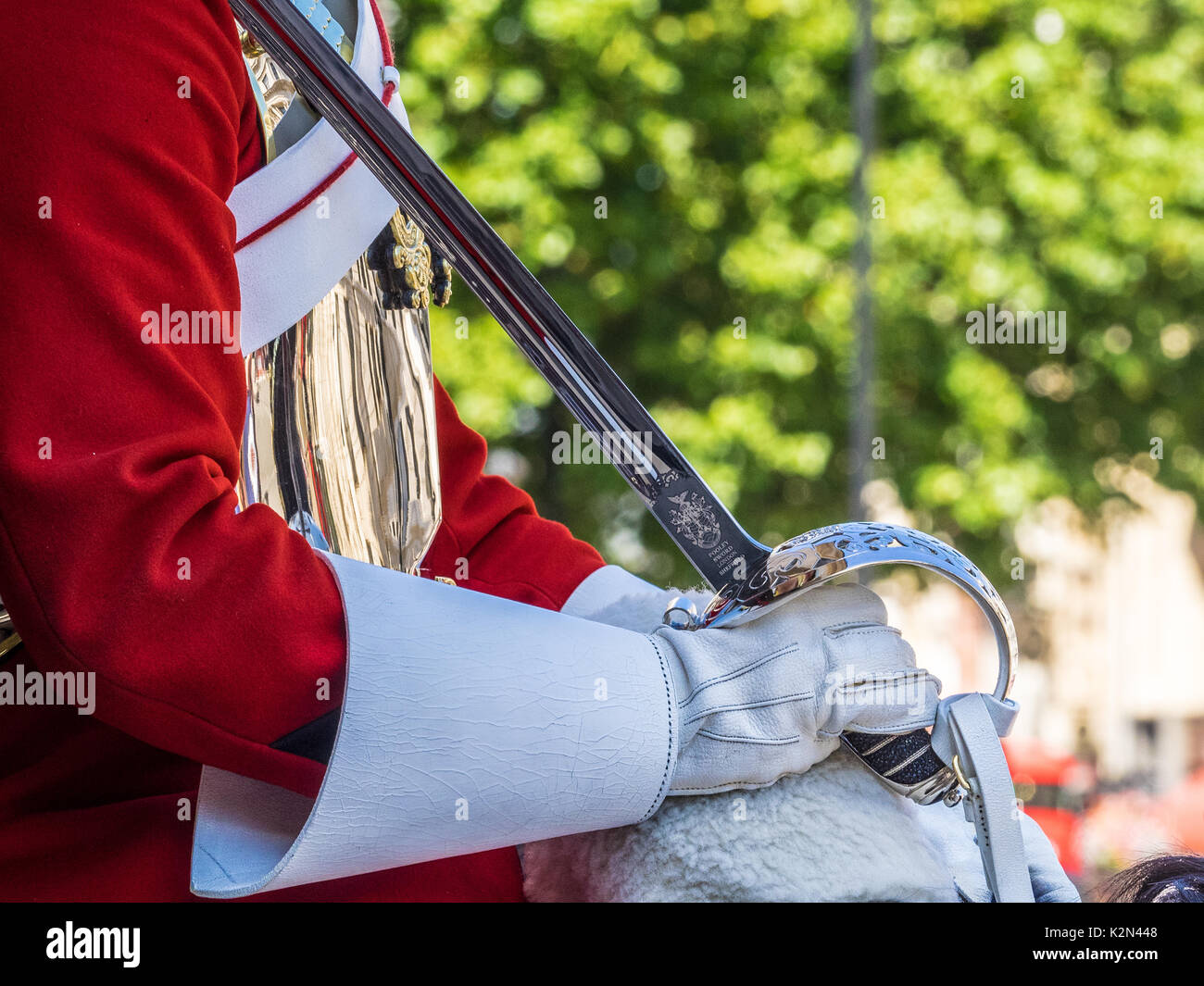 Household Cavalry - Nahaufnahme der Household Cavalry Wachsoldaten in Whitehall, London, mit Schwertern. Stockfoto