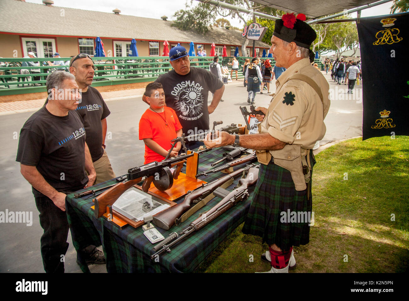 Trägt einen Kilt und einheitliche, Korporal in der Schottischen Black Watch zeigt Waffen, die von den berühmten britischen Armee Regiment bei einer ethnischen Festival in Costa Mesa, CA verwendet. Er hält einen Webley Revolver. Stockfoto