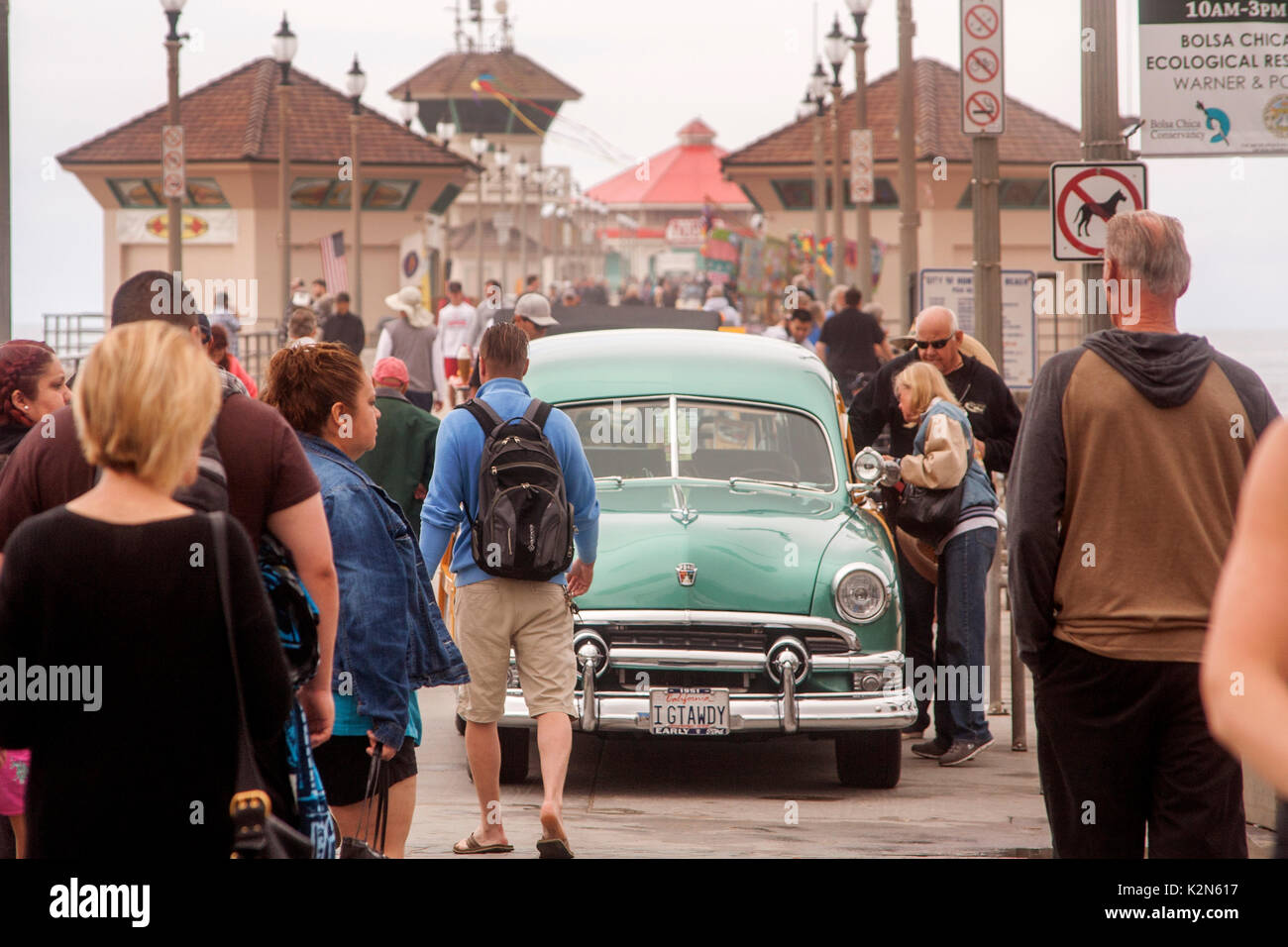 1951 Ford Country Squire Station Wagon ist auf einem Oldtimertreffen auf dem Pier in Huntington Beach, CA. Stockfoto