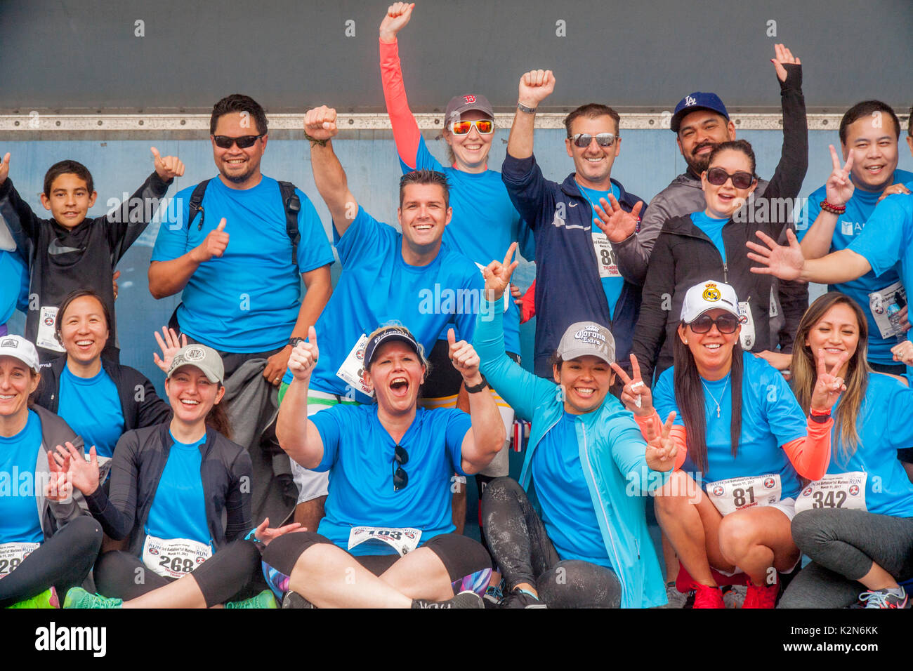 Multirassischen Wettlauf Kandidaten jubeln nach Beendigung einer Spur in Huntington Beach, CA. Stockfoto