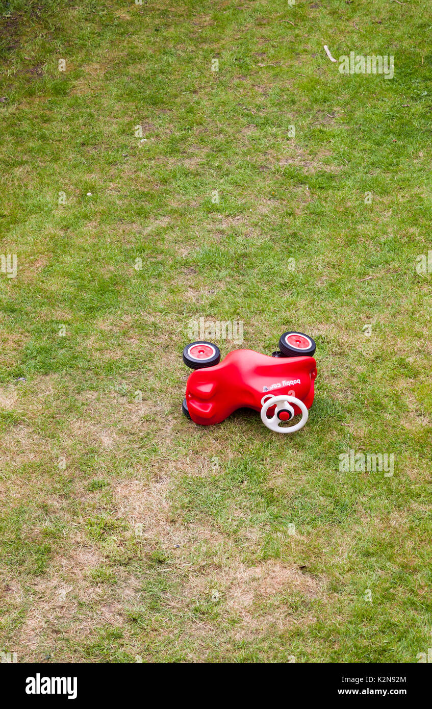 Kinder Spielzeugauto Festlegung auf Ihrer Seite auf Gras Stockfoto