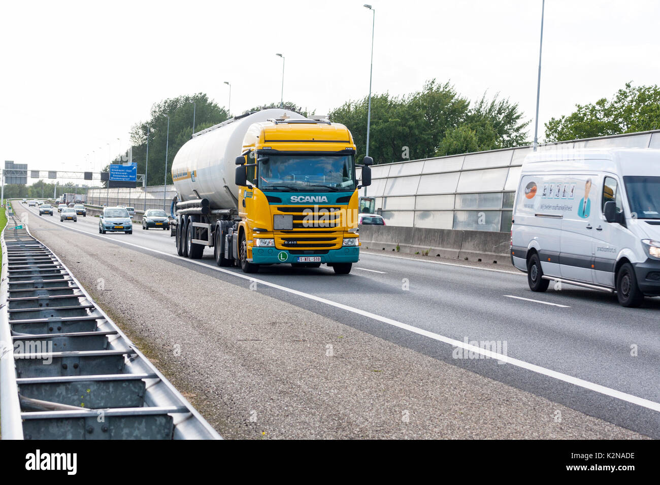 Scania Lkw Tanker entlang der Autobahn A 15 in Sliedrecht, Niederlande fahren Stockfoto