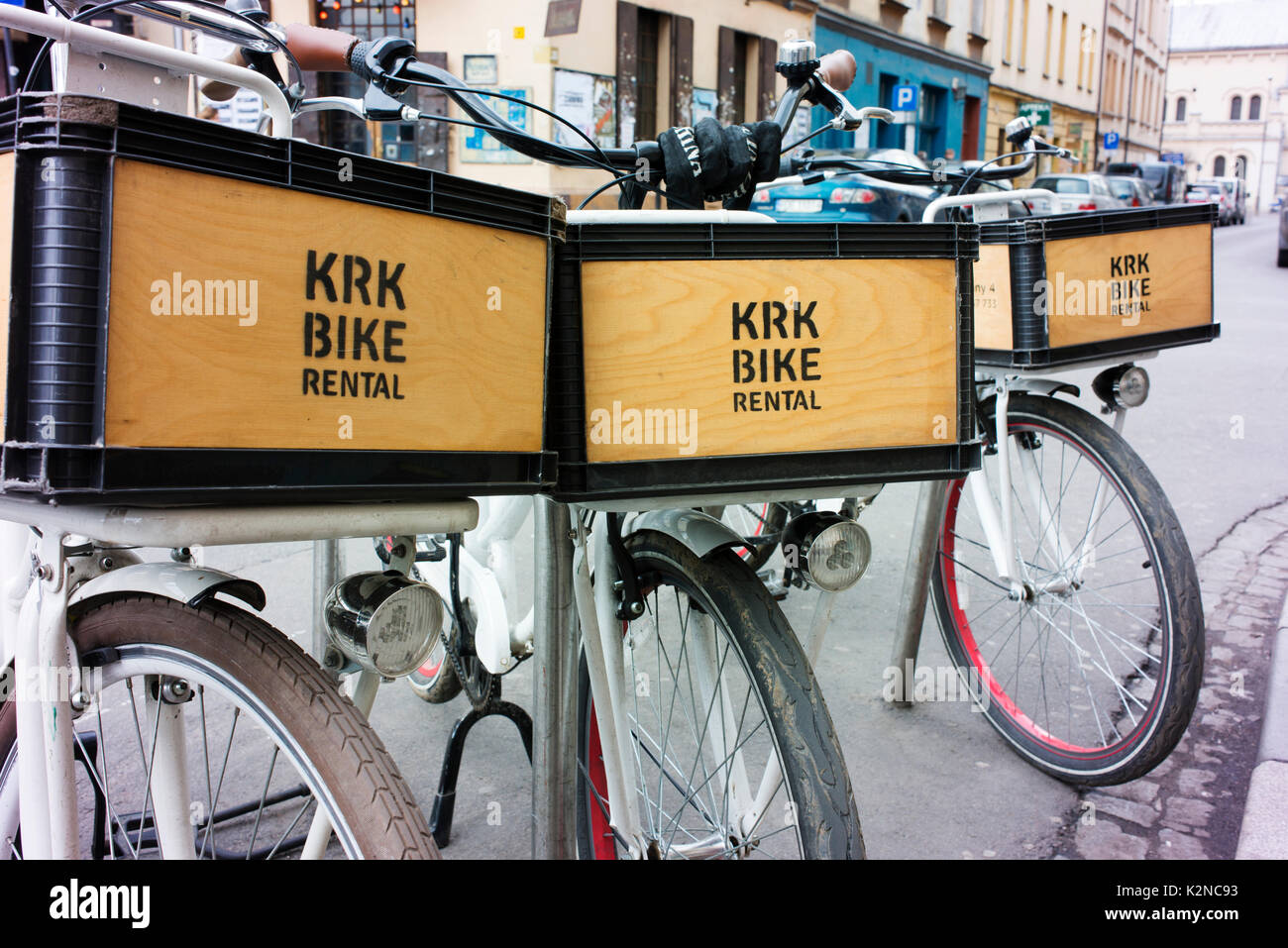 Fahrräder mit Gepäck Kapazität für Miete im Krakauer Stadtteil Kazimierz. Stockfoto