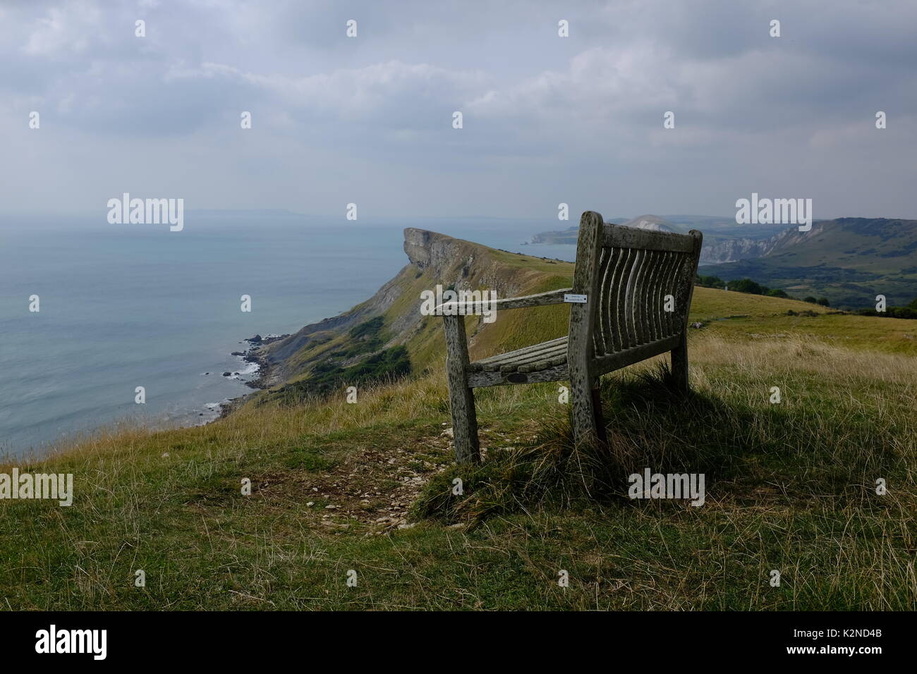 Alte Holzbank mit Blick auf die Klippen und das Meer Stockfoto