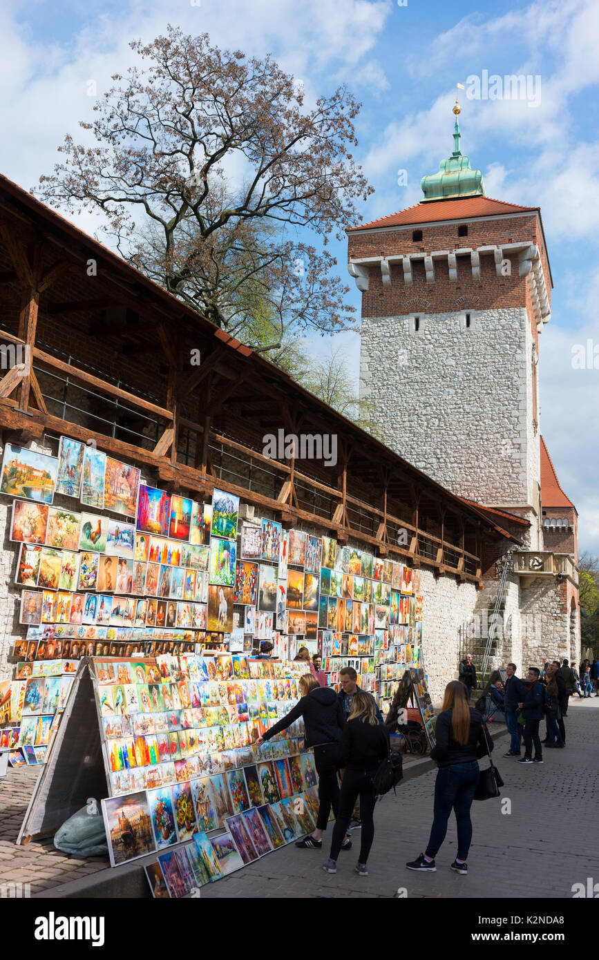 Künstler zeigen ihre Arbeiten innerhalb der Mauern der Altstadt von Krakau in der Nähe von St. Florian's Gate. Stockfoto